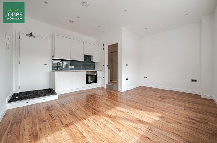 Studio To Rent In New Broadway, Tarring, Worthing, BN11
