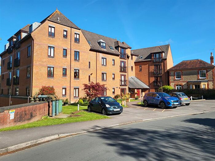2 Bedroom Flat For Sale In Barnaby Mead, Gillingham, SP8