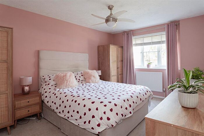 2 Bedroom Flat For Sale In Birkheads Road, Reigate, RH2