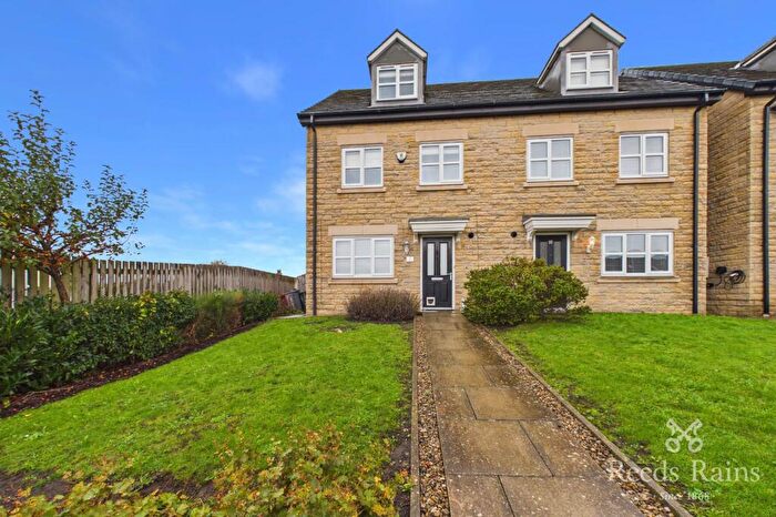 4 Bedroom Semi-Detached House To Rent In Lady Royd Close, Bradford, West Yorkshire, BD8