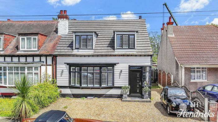 3 Bedroom Semi-Detached House For Sale In Priory Avenue, Southend-On-Sea, SS2