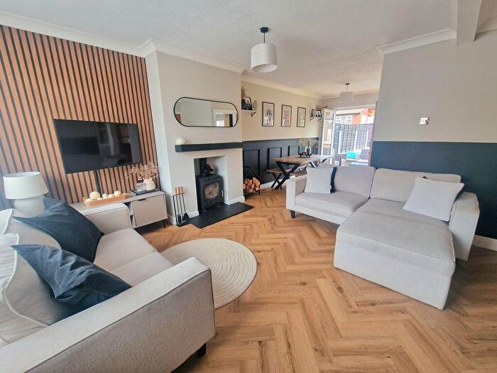 4 Bedroom Semi-Detached House For Sale In Needwood Road, Woodley, SK6