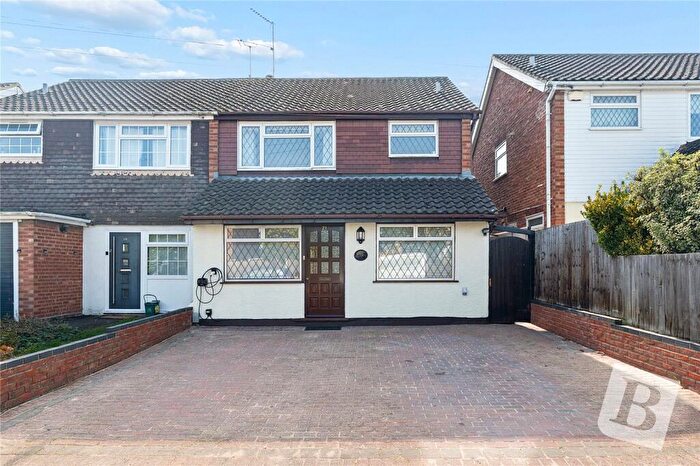 3 Bedroom Semi-Detached House For Sale In Kingley Close, Wickford, Essex, SS12