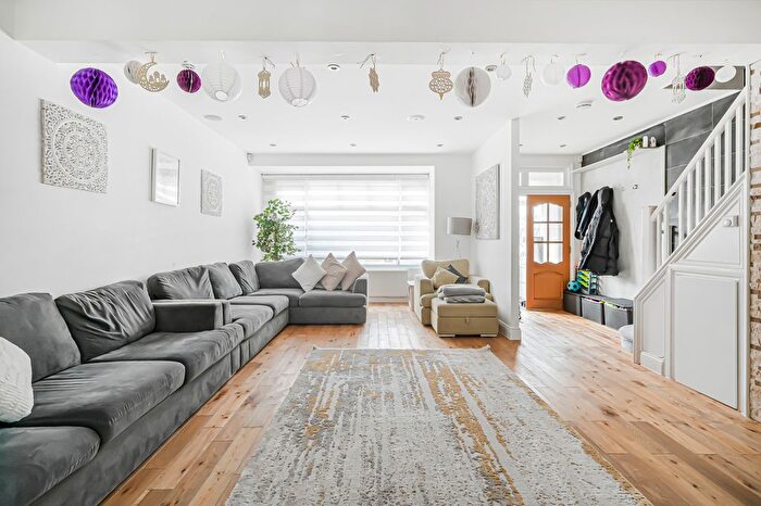 4 Bedroom End Of Terrace House For Sale In The Larches, Southgate, London, N13