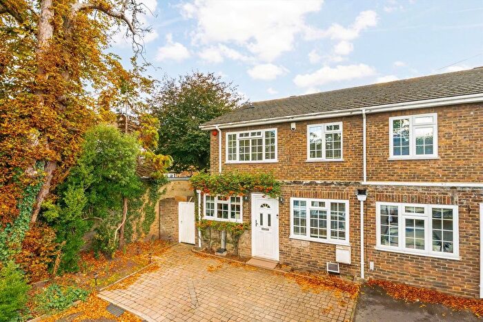 4 Bedroom End Of Terrace House For Sale In Dresden Way, Weybridge, KT13