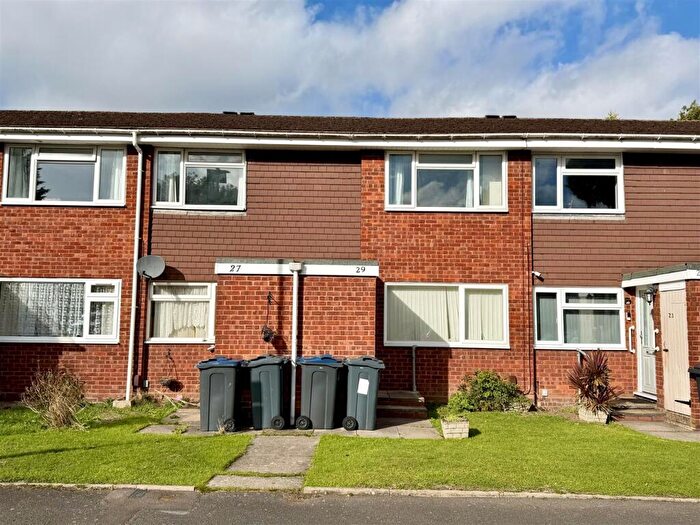 2 Bedroom Maisonette For Sale In Overton Close, Hall Green, Birmingham, B28