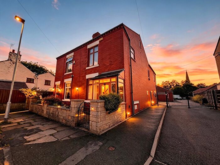 3 Bedroom Semi-Detached House To Rent In Rowbotham Street, Hyde, SK14