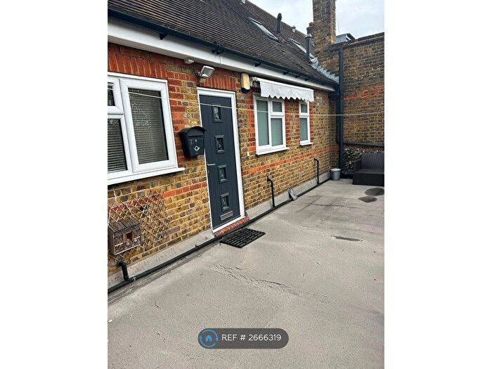 3 Bedroom Flat To Rent In Great North Road, Barnet, EN5