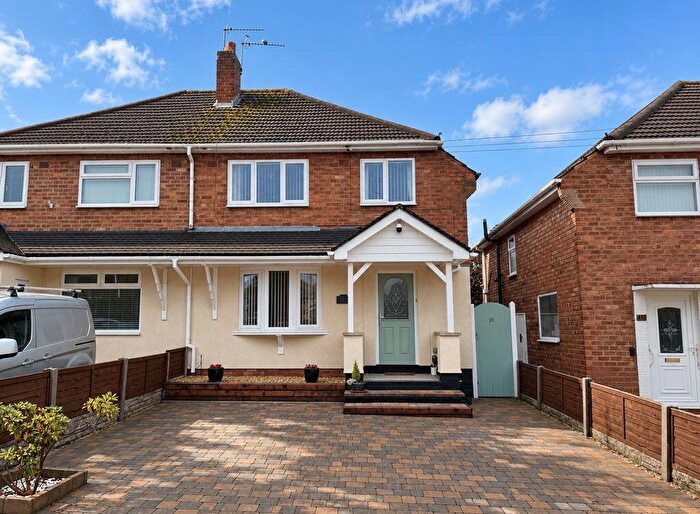 3 Bedroom Semi-Detached House For Sale In Weybourne Road, Kingstanding, Birmingham, B44