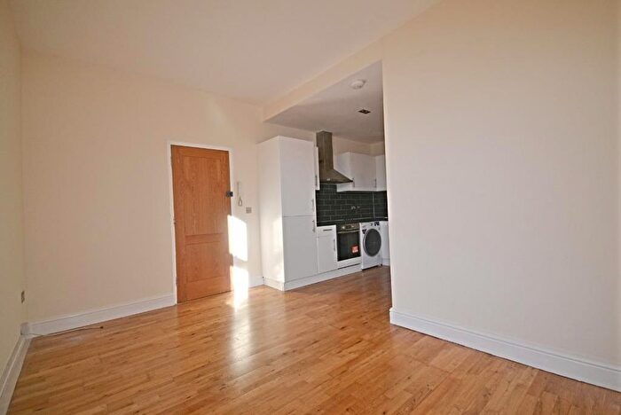 Block Of Flats To Rent In Lumley Road, Horley, RH6