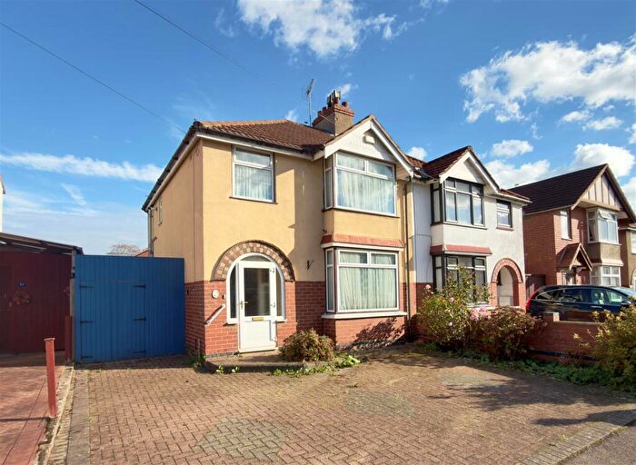 3 Bedroom Semi-Detached House For Sale In Podsmead Road, Gloucester, GL1