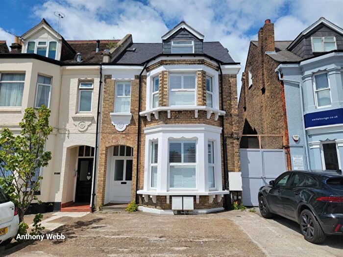 3 Bedroom Maisonette For Sale In Green Lanes, Palmers Green, N13
