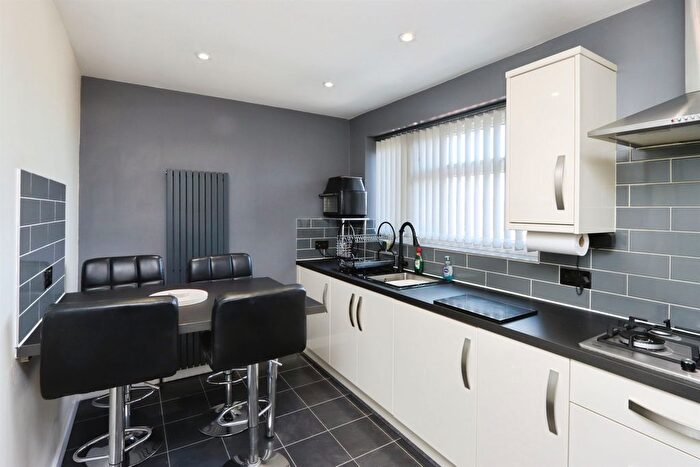 3 Bedroom Flat For Sale In Oakamoor Close, Chesterfield, S40
