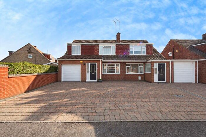 4 Bedroom Semi-Detached Bungalow For Sale In Nappsbury Road, Luton, LU4
