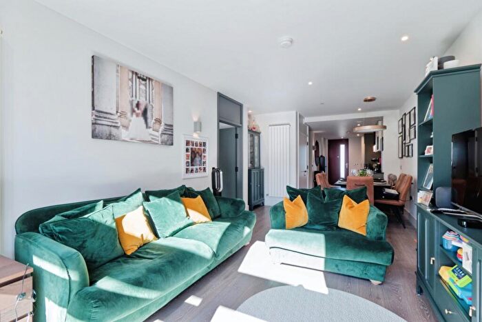 2 Bedroom Flat For Sale In Windsor Square, London, SE18