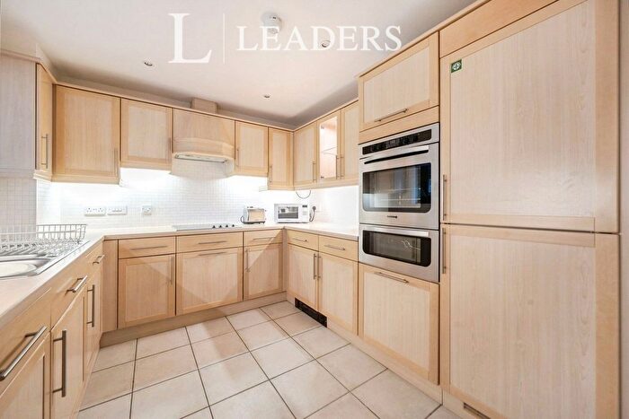 2 Bedroom Flat For Sale In Mortley Close, Tonbridge, Kent, TN9