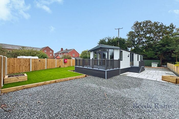 2 Bedroom Mobile/park Home For Sale In Cliffe Common, Selby, North Yorkshire, YO8