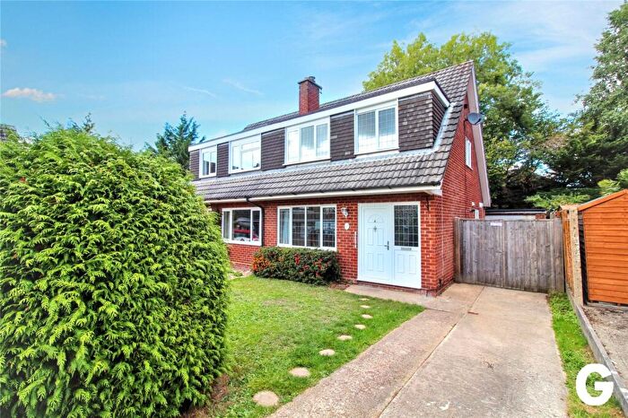 3 Bedroom Semi-Detached House For Sale In Hawkins Close, Ringwood, Hampshire, BH24