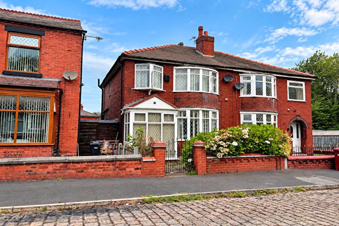 3 Bedroom Semi-Detached House For Sale In Darley Grove, Farnworth, Bolton, BL4