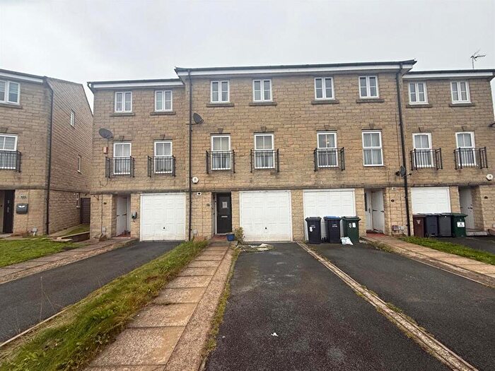 3 Bedroom Town House For Sale In Keilder Crescent, Bradford, BD6