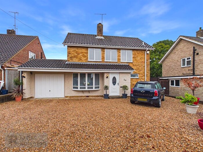 4 Bedroom Detached House For Sale In Grattons Drive, Pound Hill, Crawley, RH10