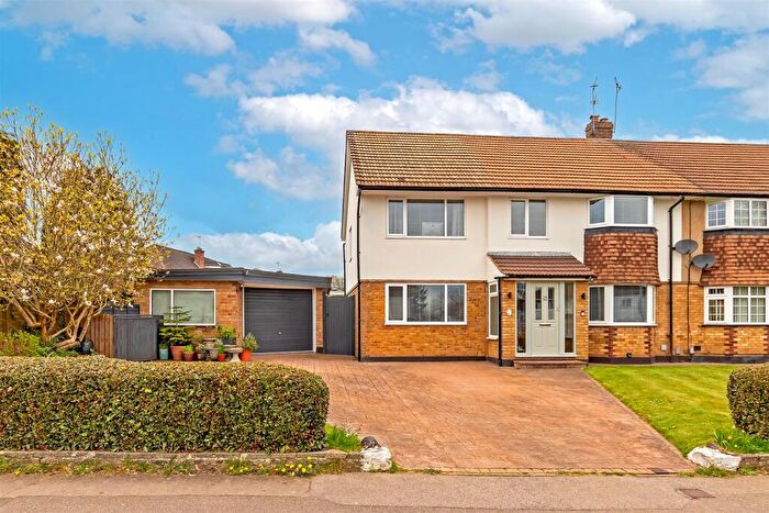 5 Bedroom Semi-Detached House For Sale In Penn Road, Park Street, St. Albans, AL2