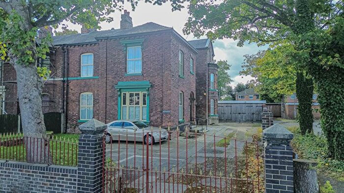 6 Bedroom Semi-Detached House For Sale In Lodge Lane, Warrington, WA5