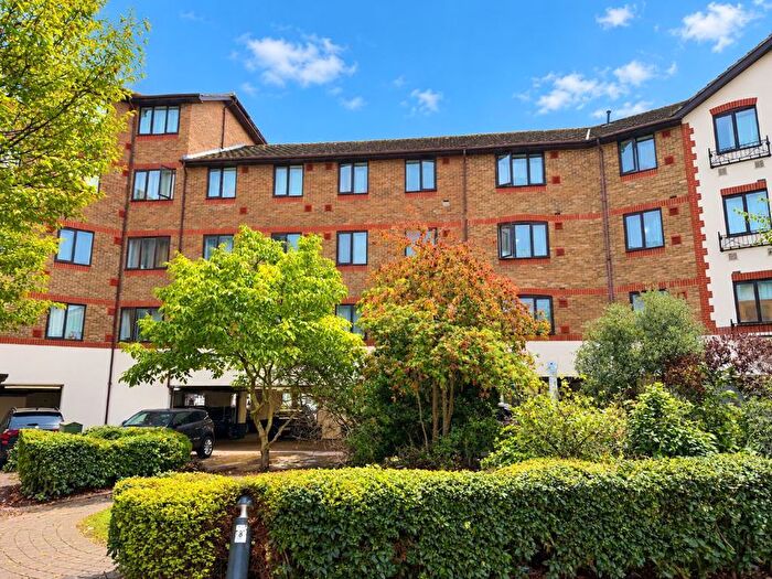 2 Bedroom Flat For Sale In Hanworth Road, Hounslow, TW3