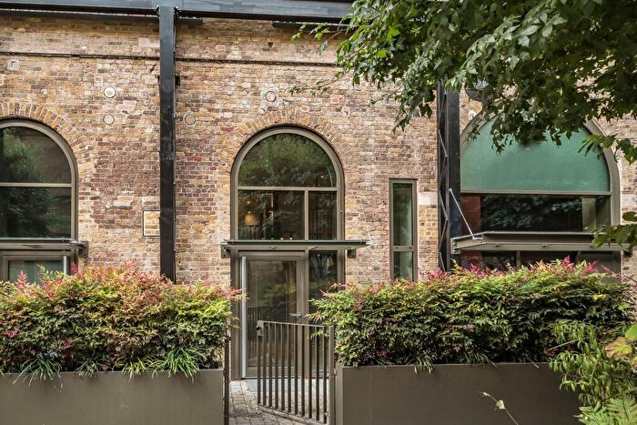 3 Bedroom Maisonette To Rent In Windsor Square, Woolwich, SE18