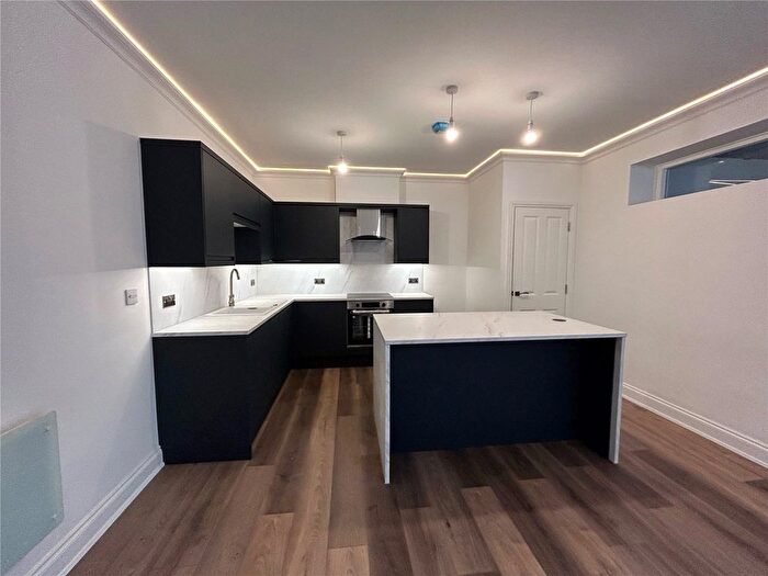 2 Bedroom Flat For Sale In South Parade, Wakefield, WF1