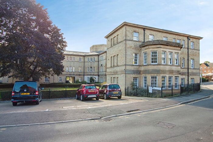 2 Bedroom Flat For Sale In Tuke Grove, Wakefield, West Yorkshire, WF1