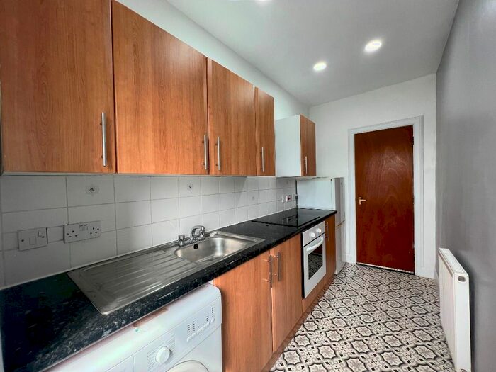 2 Bedroom Flat To Rent In Strathmartine Road, Coldside, Dundee, DD3