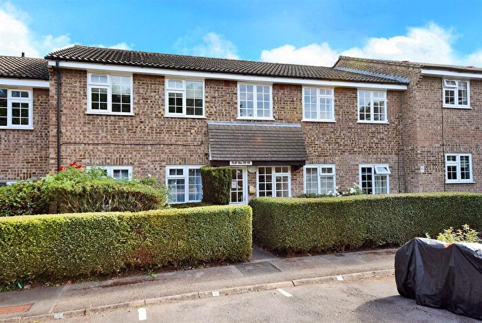 1 Bedroom Flat For Sale In Minstrel Gardens, Surbiton, KT5