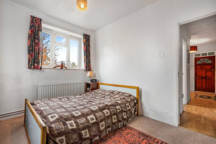 3 Bedroom Flat To Rent In Dounesforth Gardens, Earlsfield, SW18