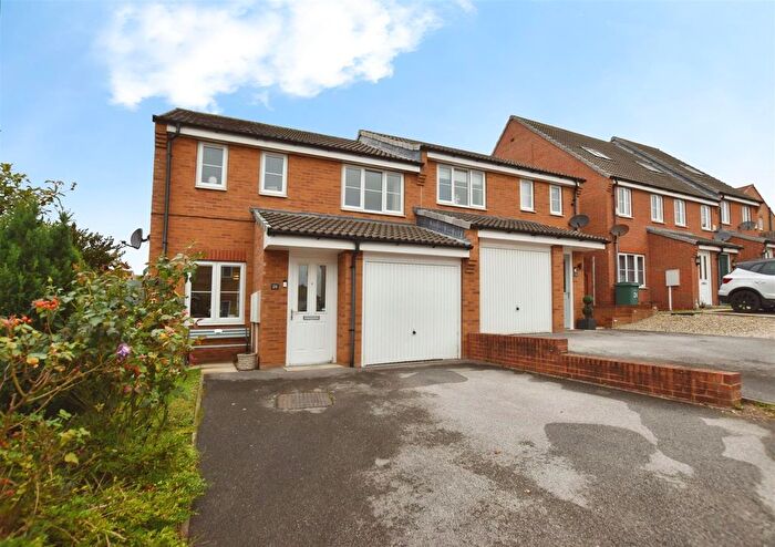 3 Bedroom Semi-Detached House For Sale In The Glade, Withernsea, HU19
