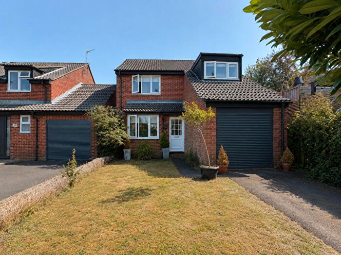 3 Bedroom Detached House For Sale In Valley Park Drive, Clanfield, Waterlooville, Hampshire, PO8