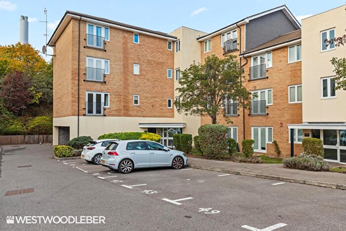 2 Bedroom Flat For Sale In Waterfall Close, Hoddesdon, EN11