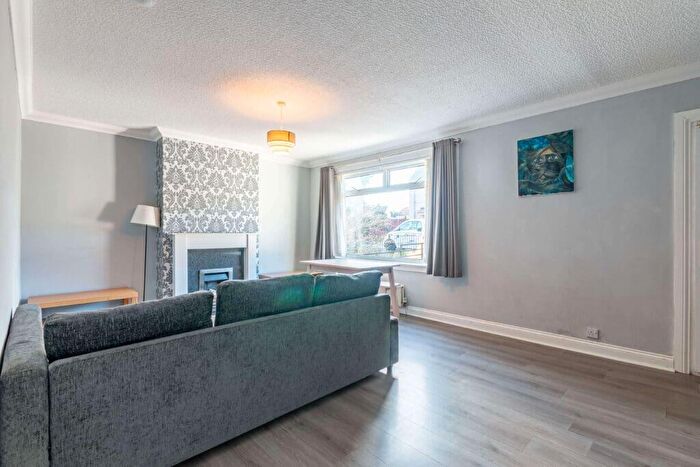 3 Bedroom Flat To Rent In L Niddrie Marischal Road, Edinburgh, EH16