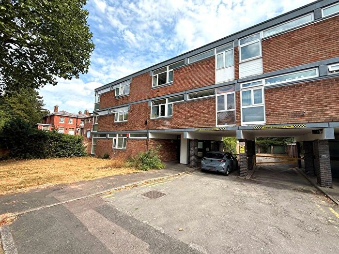 2 Bedroom Flat To Rent In The Lindens, Newbridge Crescent, Wolverhampton, West Midlands, WV6