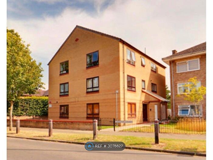 3 Bedroom Flat To Rent In Carlton Way, Cambridge, CB4