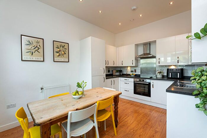 2 Bedroom Flat For Sale In Southampton Way, London, SE5