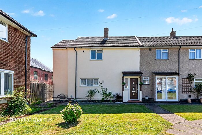 5 Bedroom End Of Terrace House For Sale In Hatch Gardens, Tadworth, KT20