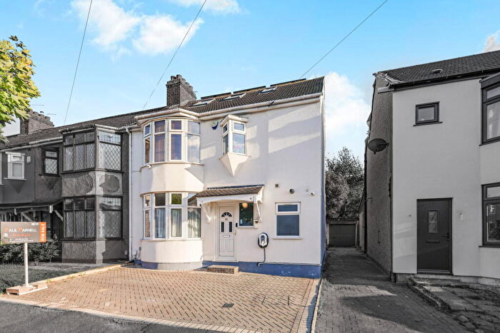 4 Bedroom End Of Terrace House For Sale In Stafford Avenue, Hornchurch, RM11