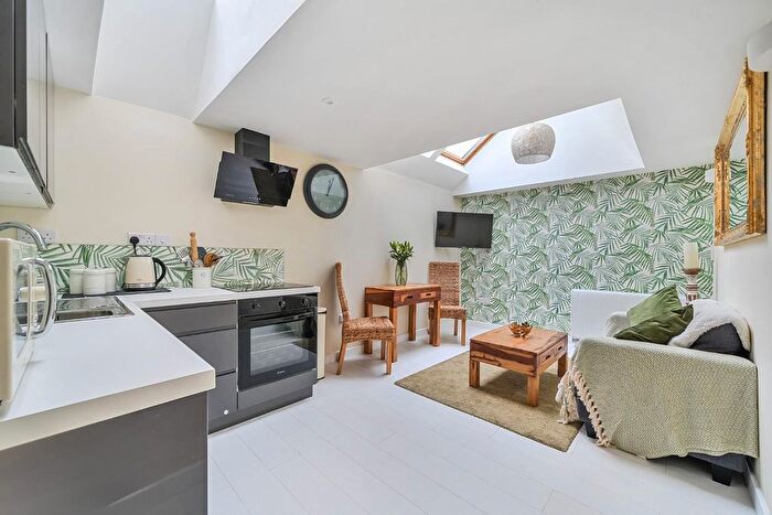2 Bedroom Flat To Rent In Bread Street, Penzance, TR18