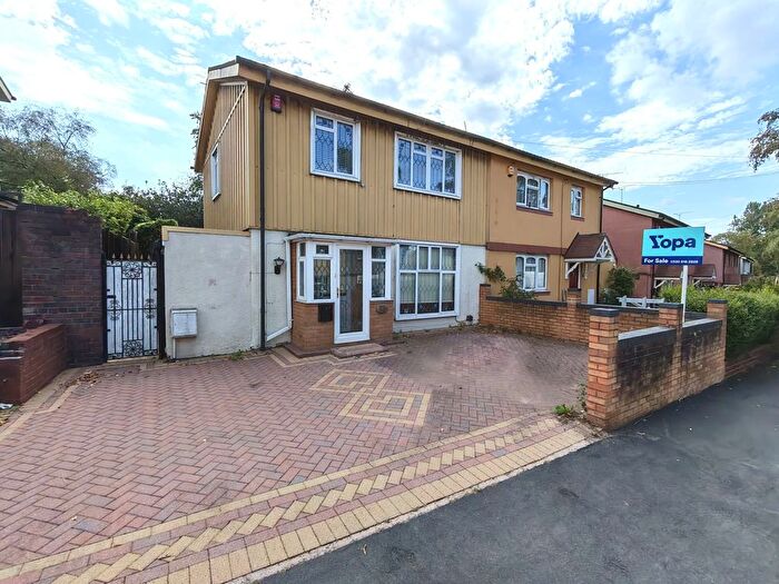 3 Bedroom Semi-Detached House For Sale In Cumberland Road, West Bromwich, B71