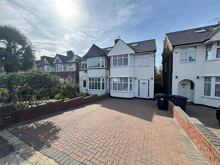 4 Bedroom Semi-Detached House To Rent In Hampden Way, Southgate, N14