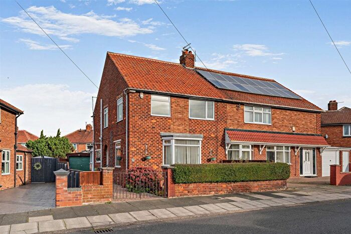 3 Bedroom Semi-Detached House For Sale In Heythrop Drive, Middlesbrough, TS5