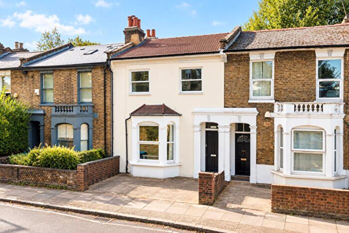 6 Bedroom Semi-Detached House To Rent In Clayton Road London, SE15