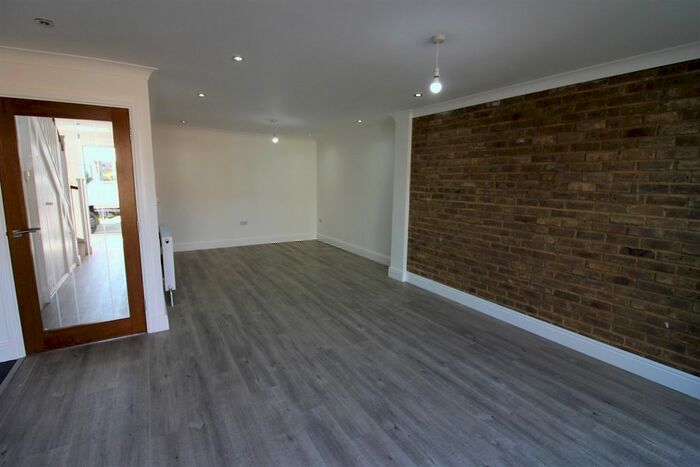 6 Bedroom Semi-Detached House To Rent In Hurstleigh Gardens, Ilford, IG5