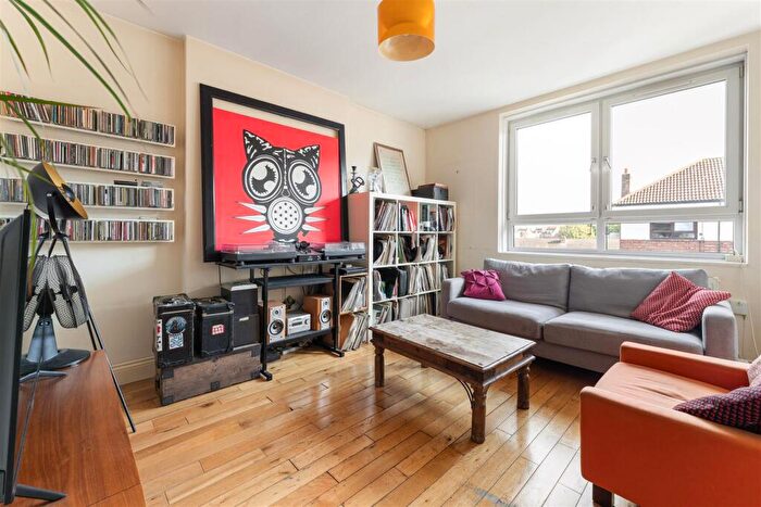 2 Bedroom Flat For Sale In Arcola Street, Hackney, E8